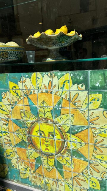 【Sicilian retreat &KIMONO】
先日、シチリア島タオルミーナというリゾート地で行われた友人の結婚式。
11ヶ国から90名のゲストが出席したとてもステキな教会での式、そしてレセプションパーティーに着物を着て出席しました。
私は実は上手に、袋帯等ができないので、今回のドレスコードのフォーマルに対して、少し戸惑いました!
とはいえ、28年来の親愛なるイタリアン&アメリカンでパリに住む友人が式をシチリア島で行う!といったら、とにかく行くしかない!前夜はホワイトパーティー。式にはやはり着物がいい!と決めたのです。
そして、本当に心のそこから喜ばれました!
わざわざ、東京からきてくれて、皆がなかなかリアルで見たことのないお着物で、「人生の一部でいてくれてありがとう!Lilyがいてくれて嬉しいわ」と、ご両親からも友人からも嬉しい言葉をたくさん浴びて参りました!
ゲスト、ほぼ全員がわざわざ私の所にきてくれて、
これはきものですよね?あなたは日本からですよね?
I love your KIMONO💗とご挨拶してくれます。
Beautiful, Gorgeous, c’est magnifique!
だって着物を着ているから、
そこから話し始めるのは簡単なことですよね!
そして、日本に行ったことはないけど、行きたい!
🌸来年5月にクルーズ船でいく!
🌸今、いとこが京都大学で学んでいる!
🌸北海道だけいったことある!
🌸今年2週間、行くつもり!直島ではどこに泊まるのがいい?
🌸東京は2日だけではだめ??
もう、会話が弾みすぎて。みなさま、日本が大好きです!
Ikigai,Demon Slayer, AOT(進撃の巨人),Manga,
海外には当たり前に日本文化は浸透しています。
この度着物を選ぶにあたり、本当は紋付の色留めそでなどが良かったのかも知れませんが、23度くらいのシチリア島、単衣で簡単に結べるリボンのような帯にしてとてもよかったです!
Special thanks to @dressunreve and @kumiko.k_life !
皆様、機会があったらぜひぜひお着物を着て海外にお出かけくださいね✨