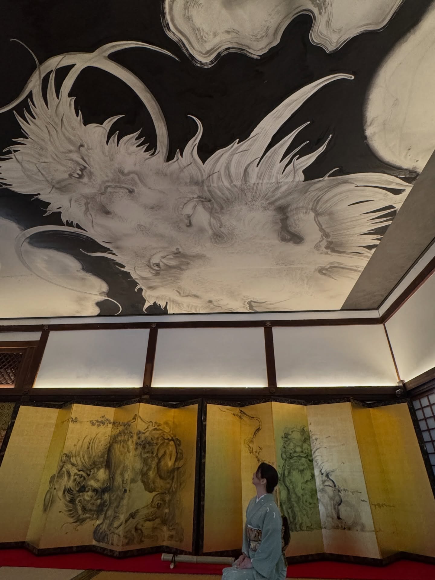 Belated New Year’s greetings 🎍
This photo was taken at Kenninji Temple in Kyoto.
I visited there for the first time last year,
and this image helps center my mind at the start of the new year.
For 2026,
two annual contracts with business owners have already begun,
and I’ve received inquiries from companies targeting inbound markets.
And just last week,
I signed a six-month contract with a wonderful entrepreneur.
Learning that she had decided years ago,
“If I’m going to relearn English, it would be with Lily,”
filled me with an indescribable joy 💞
My business name, “English & Beyond”
embodies the vision of
“going beyond English to the world beyond.”
Learning English isn’t the goal itself,
but a means to open up life, business, and sensibilities.
Driven by this vision,
I also host events like
“English de Art Museum,” “English de Afternoon Tea,”
and “English de Aperitivo,”
beautifully connecting everyday life with English.
I hope to deliver even more moments of pure enjoyment through English.
2026
From a year of learning English
to a year of opening the world through English.
Quietly and carefully,
I will deliver it to those who need it,
at the right moment.
Wishing you all the best for the year ahead ✨
遅ればせながら、新年のご挨拶を🎍
京都・建仁寺で撮った一枚です
静けさの中に、揺るがない意志が息づく場所
昨年初めて訪れたのですが、
新しい年の始まりに、心を整えてくれる一枚です
2026年はすでに
経営者様との年間契約が2件始まり
インバウンド向け企業様からお声もかかり
そして先週、
素敵な女性起業家様と半年間のご契約を結びました。
数年前から
「英語を学び直すなら、リリーさんから」と
心に決めてくださっていたと伺い、
言葉にできないほどの嬉しさを感じています💞
私の屋号 English & Beyond には、
「英語を超えて、その先の世界へ」という
想いを込めています
英語は目的ではなく
人生や事業、そして感性をひらくための手段
その想いから
「英語de美術館」「英語deアフタヌーンティー」
「英語deアペリティーボ」 など、
日常と英語を美しく繋げるイベントも開催しています
もっともっと、
英語で“楽しむ”時間をお届けできたらと思っています
2026年
英語を学ぶ年から、
英語で世界をひらく年へ
必要な方のもとへ
必要なタイミングで
静かに、丁寧に、届けてまいります
本年も、どうぞよろしくお願いいたします✨