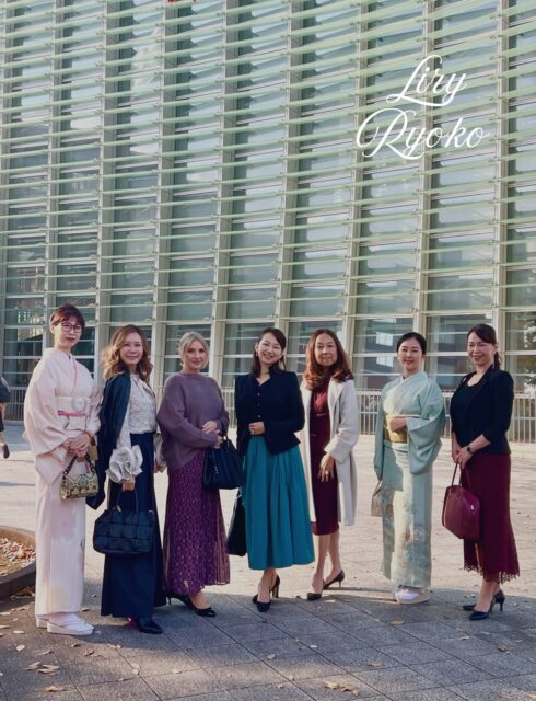 【和文化×英語】おもてなし”は、
長い説明より「ひとことの気遣い」で伝わります。

Welcomeだけでも十分ですが、
もう少しだけ品をお届けしたい時に。

💠気遣いが伝わる英語（そのまま使えます）

／

Please make yourself comfortable.
（どうぞごゆっくり）

If you’d like, you are welcome to…
（もしよろしければ〜していただけます）

What do you prefer?
（お好みを教えてください）

＼

保存して、次の接客やご案内でそっと使ってみてくださいね🌿

LINEでは「季節のおもてなし英語」もお渡ししています。
英語で伝えられると、和文化の魅力はもっと世界へ広がります。

#和文化英語
#おもてなし英語
#英語マナー
#上品な英語
#和文化を世界へ