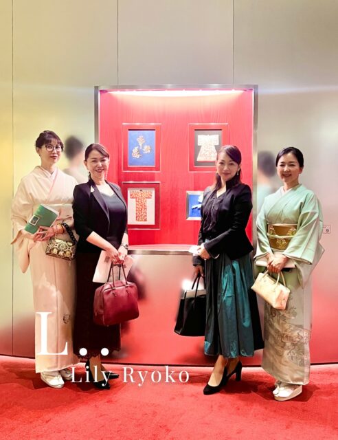 【英語マナー】Pleaseは正しい英語です✨

とはいえ、ビジネスや初対面では“硬く”
聞こえることがあります。

丁寧に言っているのに強い印象　

強い印象や押し付けに聞こえるのはなぜ？

Please はイントネーションでいかようにでも取れる単語

そして、相手の選択肢がないと命令のように響く。

そのような際は

①可能性を聞く
②Please 
③感謝

／
Would it be possible to…,please?
Thank you!
＼

／
Could you possibly…,please?
I'd appreciate it!
＼

ビジネス会議・依頼・納期のシーン等で
ご活用ください。

まとめると、
選択肢＋感謝＝品格

保存して次の依頼の際に使ってみてくださいませ。

3月下旬にご案内するLINE登録では
英国英語とアメリカ英語のPleaseの使い分けもお伝えします！

英語マナーを学んで、あなたの毎日が豊かになりますように♡

#英語マナー
#ビジネス英語表現
#丁寧な依頼
#英語コーチング 
#リリー良子