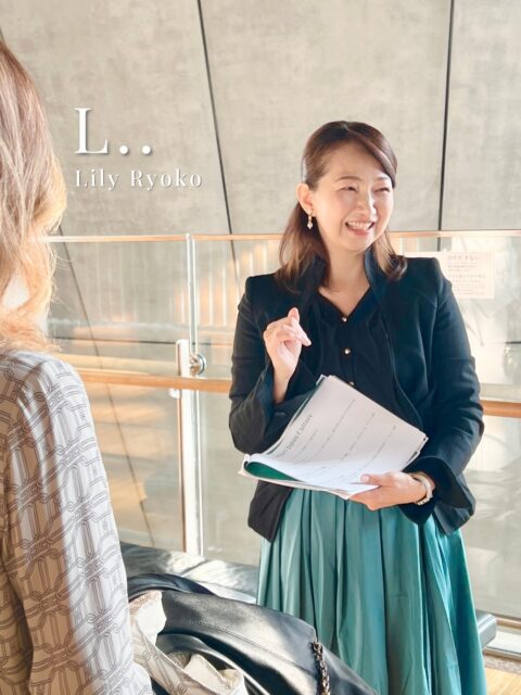 【旅行＆海外】

旅行へ行った際や海外で
困った時ほど品格が現れますね。

困ると単語だけで強く言ってしまった
ご経験はありませんか？

例えば、シャワーのお湯が十分にでてこない。

"No hot water!"

と単語だけいい、困っていることは伝わります。

的確に問題を伝えるのは大事ですし
自分らしくお伝えするのも大事。

問題の正体は単語だけ言うと
強い言い方＝相手を責めているだけに聞こえます

型は　「状況→希望→感謝」

／
It seems…
＼

／
Could you help me…?
＼

／
I’d appreciate it.
＼

保存して旅先でそっと使ってみてくださいね☕️

LINEで【品格フレーズ集】とお試しのジャーナリング体験を
準備中です。

英語のマナーを学んで、あなたの人生が豊かになりますように💞

#旅行英語
#海外旅行英会話
#英語マナー
#大人の旅行
#品格英語學院