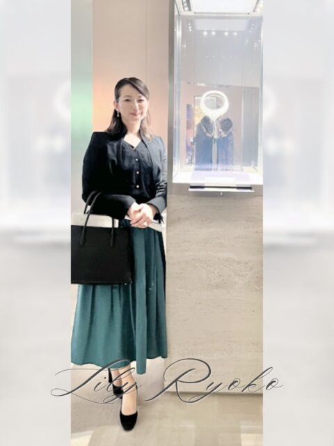 【和文化×英語】

日本の美しさは“季節のひとこと”に宿ります。

とはいえ、難しい表現や長文は要りません。

「季節→心遣い→用件」の
順番だけ
覚えてみてくださいね。

春：I hope you’re enjoying the Cherry blossoms.

夏：I hope you’re staying cool this summer.

秋冬：I hope you’re keeping yourself warm.

使えるシーンは

接客
お稽古
ご案内
作品紹介

の際など

保存して、次のご案内文にそっと添えてみてください。

LINEでは
「英語タイプ診断」
「品格フレーズ集」
「季節のおもてなし英語」の
プレゼントを準備中です。

#和文化英語
#季節の英語
#おもてなし英語
#英語マナー
#日本文化を英語で